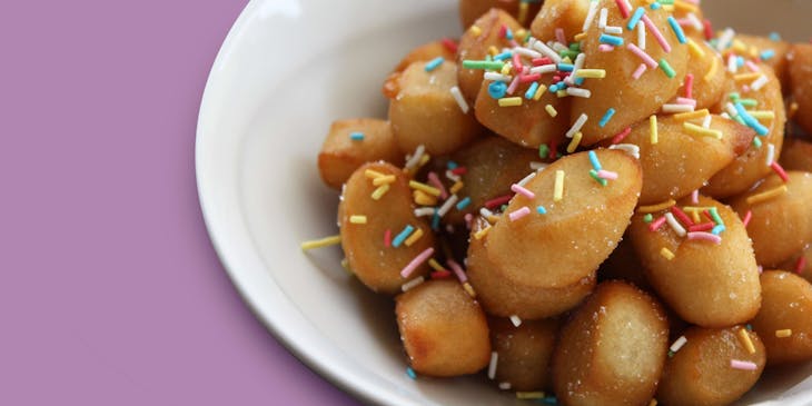 Una ciotola piena di struffoli comprati in una pasticceria napoletana.