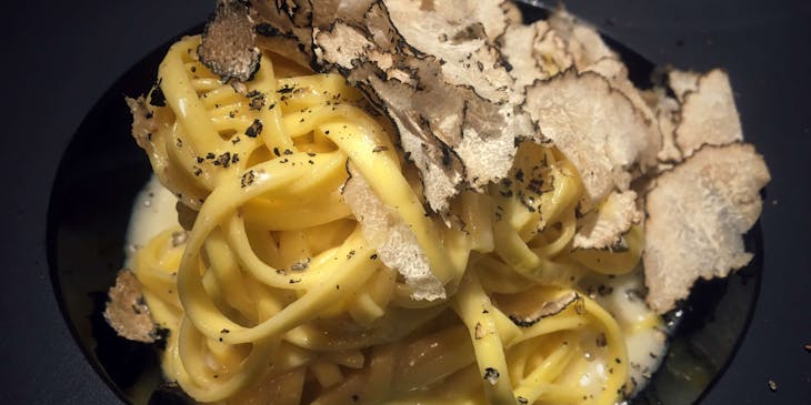 Un piatto di tagliolini al tartufo in un ristorante in Umbria.