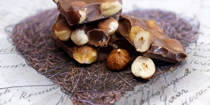 Cioccolato e nocciole tipiche della pasticceria piemontese.