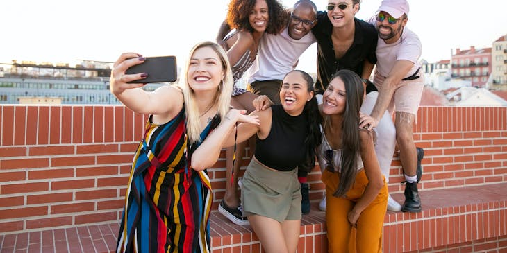 Um grupo de amigos alegres posando para uma foto.