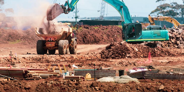 Un camión en un sitio de construcción que está cargado con escombros para su remoción de una empresa de movimiento de tierras.