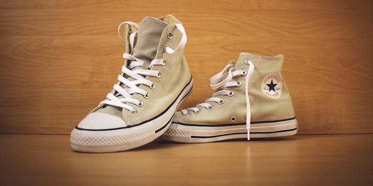 Um par de sapatos Converse.