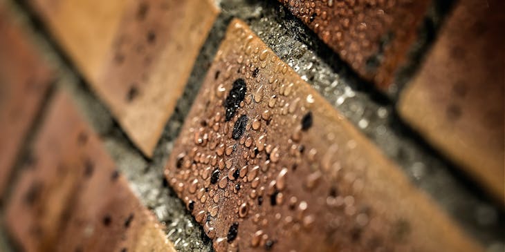 Gotas de agua sobre ladrillos impermeabilizados en un negocio de impermeabilización.