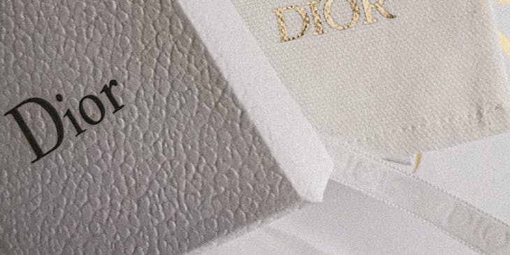 Un joyero blanco con la marca de 4 letras "Dior".