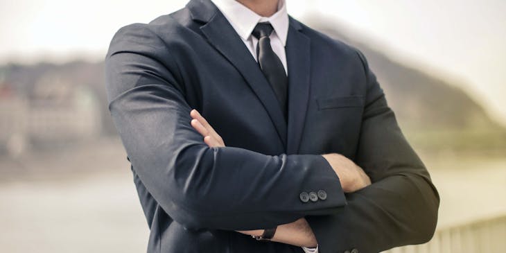 Um homem confiante com os braços cruzados.