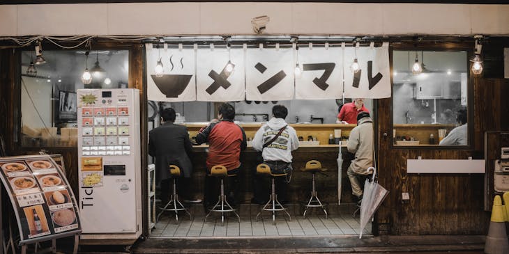 El frente de un restaurante de ramen con nombre japonés.