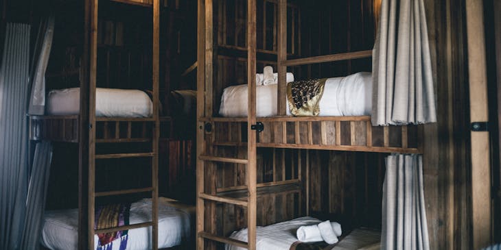 Vista del interior de la habitación de un albergue con las camas hechas.