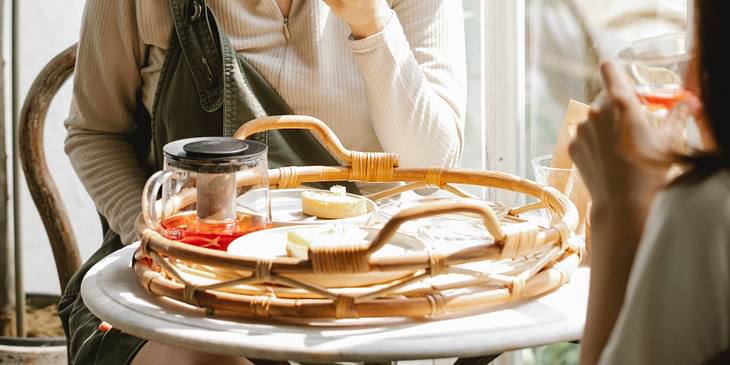 Una mujer tomando una taza de té en un café para tomar las once