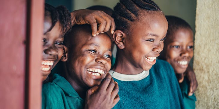 Un grupo de niños y niñas en una casa hogar.