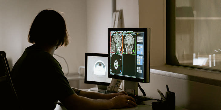 Doctora analizando una imagen de rayos X en un centro médico.