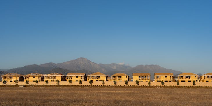 Casas con fachadas amarillas que forman parte de un negocio de coviviendas.