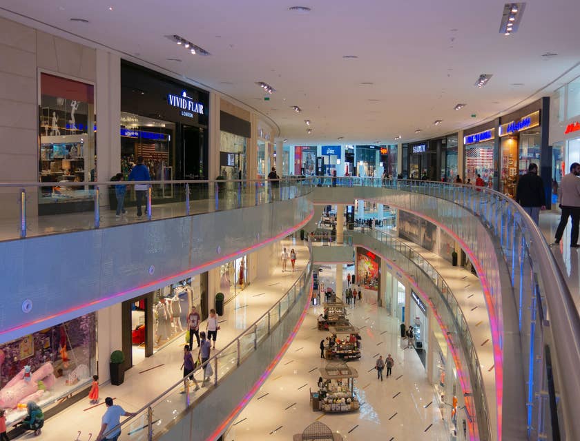 Vista de un centro comercial con islas comerciales en los pasillos.