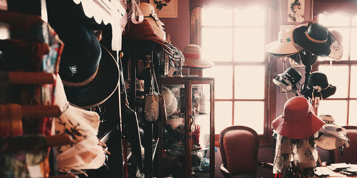 Interior de una tienda de chucherías con muchos artículos exhibidos.