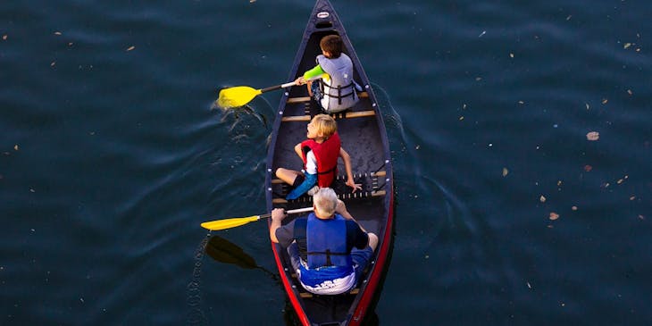 Una famiglia che va in canoa.