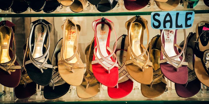 Una fila de zapatos de mujer en diferentes colores en una tienda de zapatos.