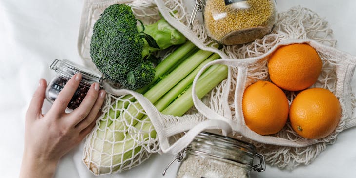 Produits alimentaires dans des emballages écologiques achetés dans un magasin zéro déchet.