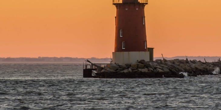 Una imagen del faro East End Light en una entidad comercial de Delaware.