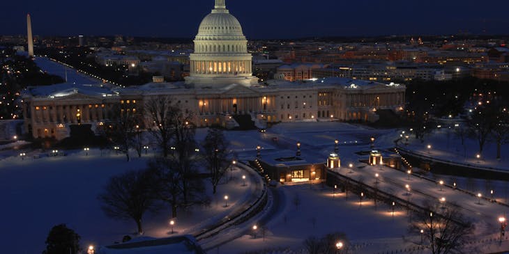 Una vista del edificio del Capitolio de Washington de noche en una empresa del Distrito de Columbia.