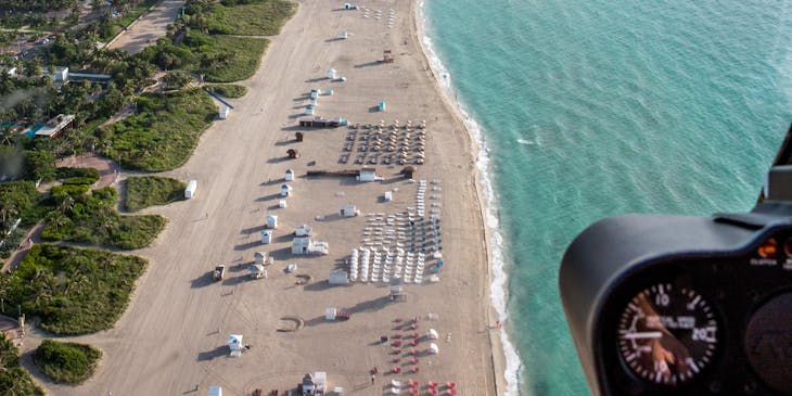 Una vista aérea de una playa en una empresa de Florida.