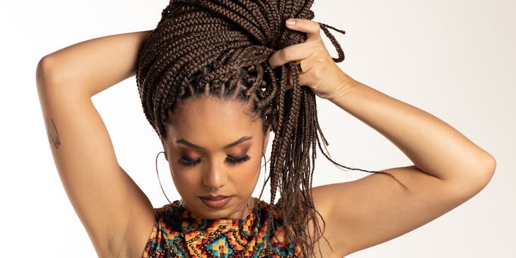 Mujer con cabello trenzado en un negocio de trenzado de cabello.