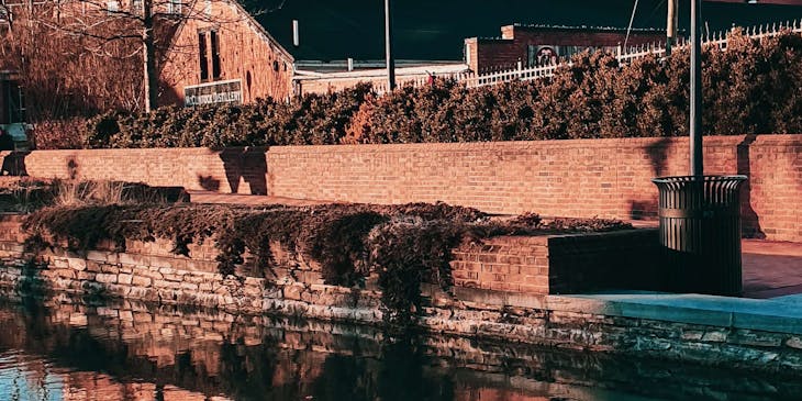 Edificio junto a un cuerpo de agua en Maine, Maryland.