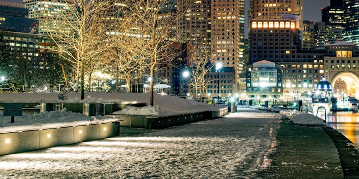 Una vista de las luces de la ciudad de Boston en la noche en una empresa de Massachusetts.