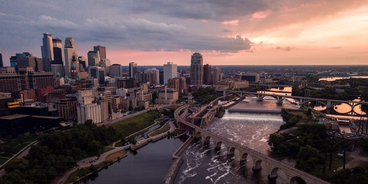 Vista aérea de edificios corporativos y un río en Minneapolis, Minnesota.