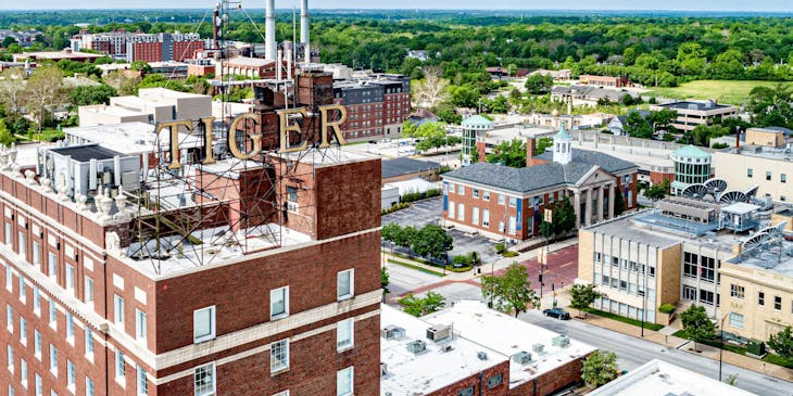 Vista aérea de edificios en Columbia, Missouri.