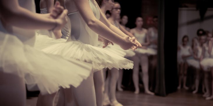 Una fila de bailarinas de ballet en una academia de baile.