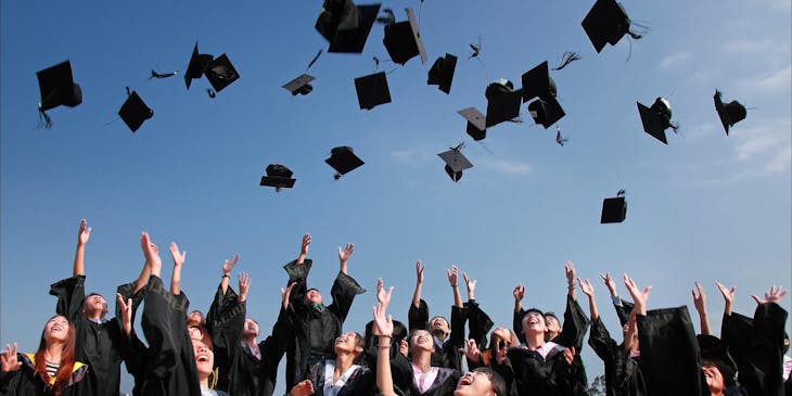 Un grupo de personas que celebran su graduación de una academia.