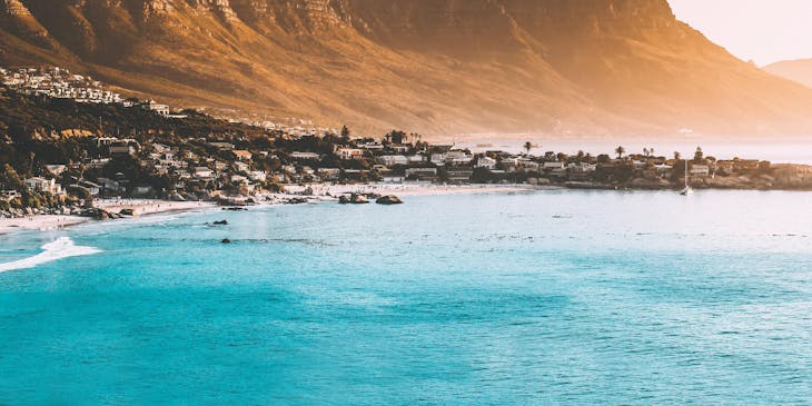 Montagnes qui longent une côte en Afrique du Sud.