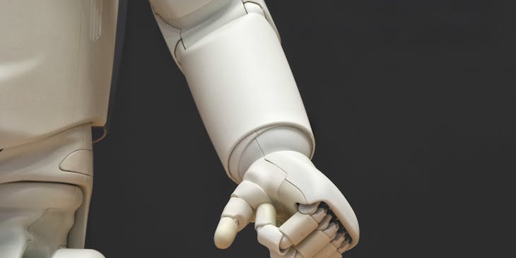 El brazo de un robot operado con inteligencia artificial en una empresa de inteligencia artificial.