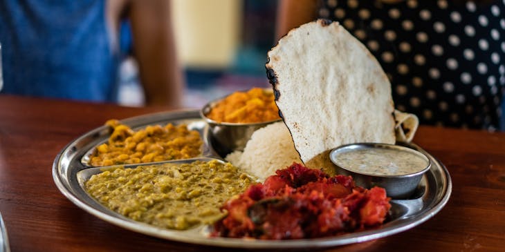 Un piatto di cibo tipico servito in un ristorante bangladese.