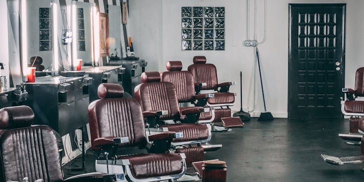 El local de una barbería sin clientes ni personal.