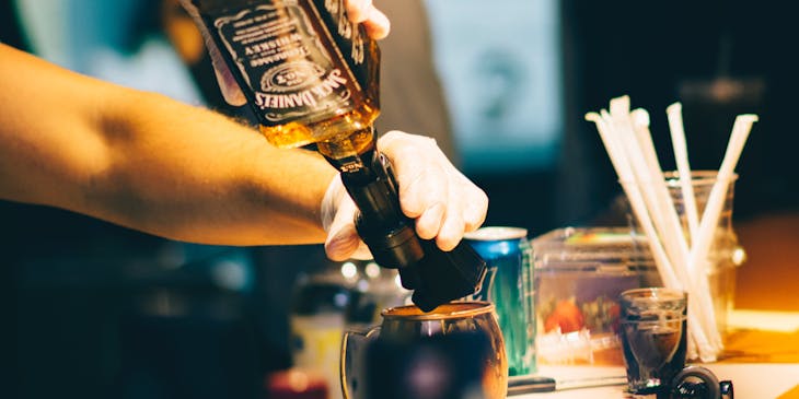 Bartender preparando bebidas.