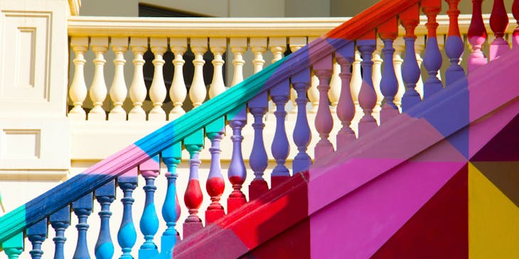 Una escalera pintada con colores atrevidos.