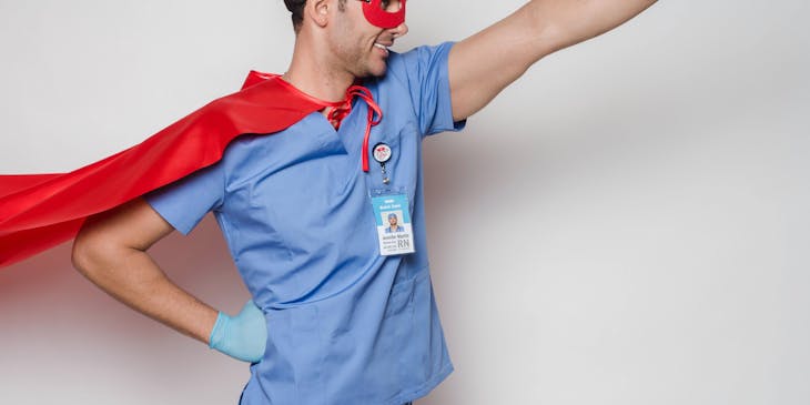 Um médico vestido de um super-herói corajoso.