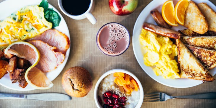 Piatti di pietanze mangiate a colazione serviti in un bar specializzato nella colazione.