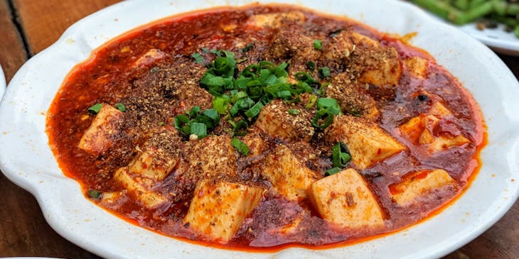 Curry en un bol en un restaurante birmano.