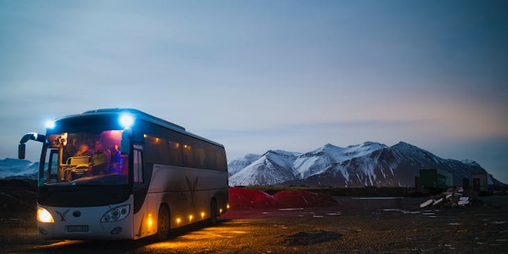 Un autobus rentado en las montañas.