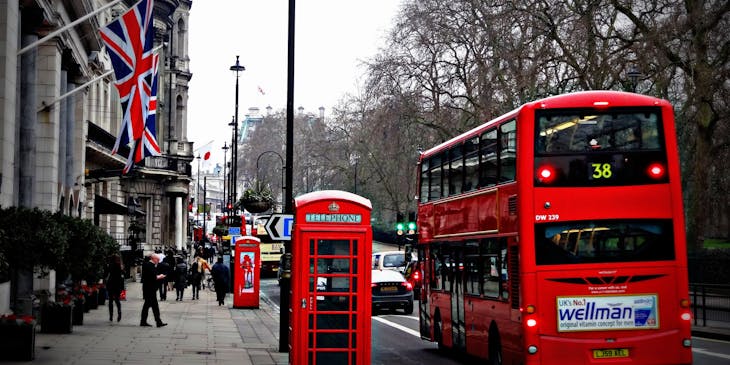 Un bus rouge d'une entreprise de tourisme en bus roulant sur une route à Londres, en Angleterre.