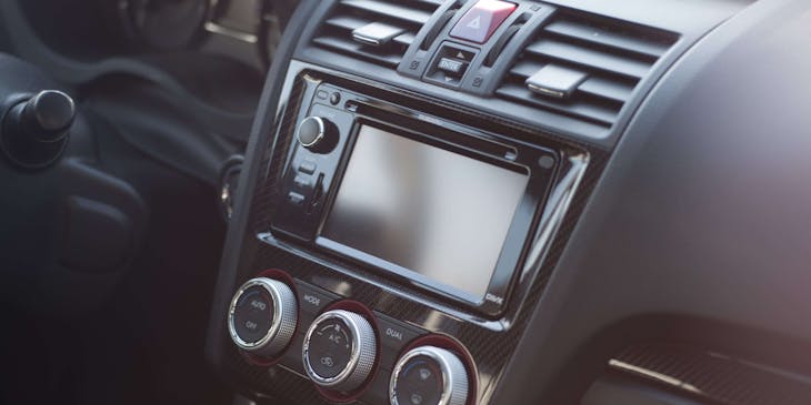 Painel de um carro com rádio automotivo