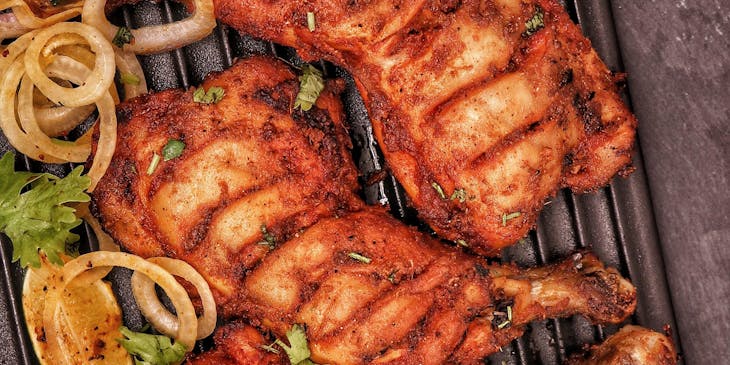 Un plato de pollo asado servido en un restaurante de pollo.