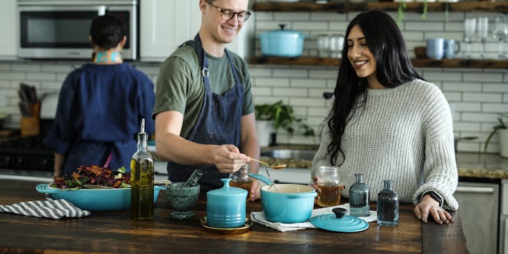 Un hombre y una mujer en una cocina en una escuela de cocina.