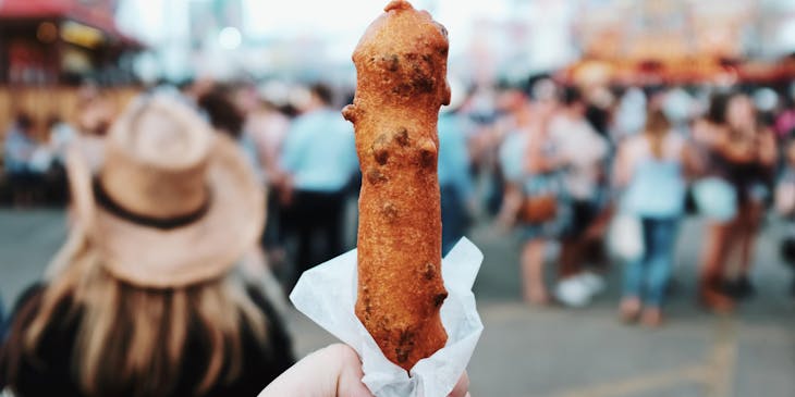 Un pogo fraîchement préparé dans le stand d'une fête foraine.