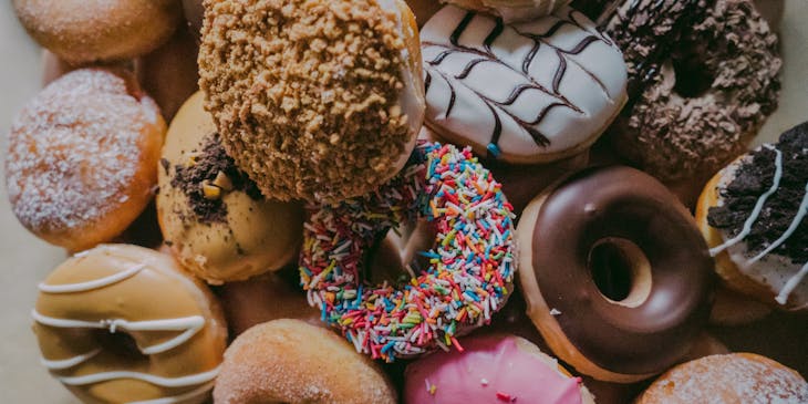 Donuts sortidos em uma loja de donuts.