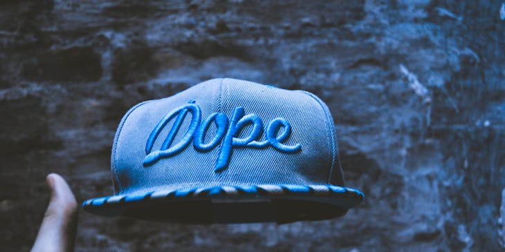 Una gorra con la palabra "dope" que en español significa chévere.