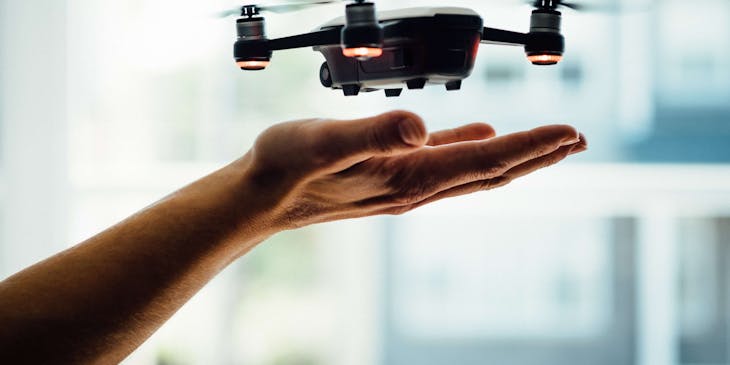 Drone volando sobre una mano.