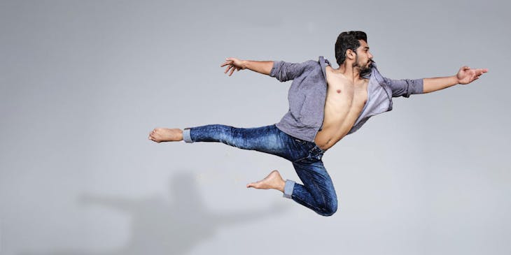 Un danseur effectuant un mouvement dynamique.