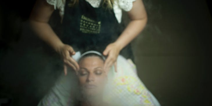 Mulher recebendo tratamentos faciais em uma clínica de estética facial.